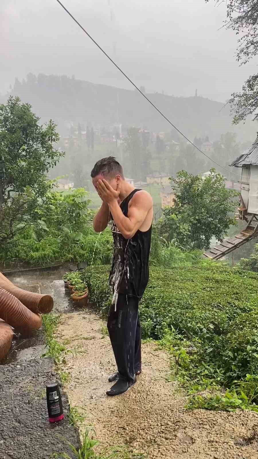 Rize’de sıcaktan bunalan genç yağmur altında duş aldı
