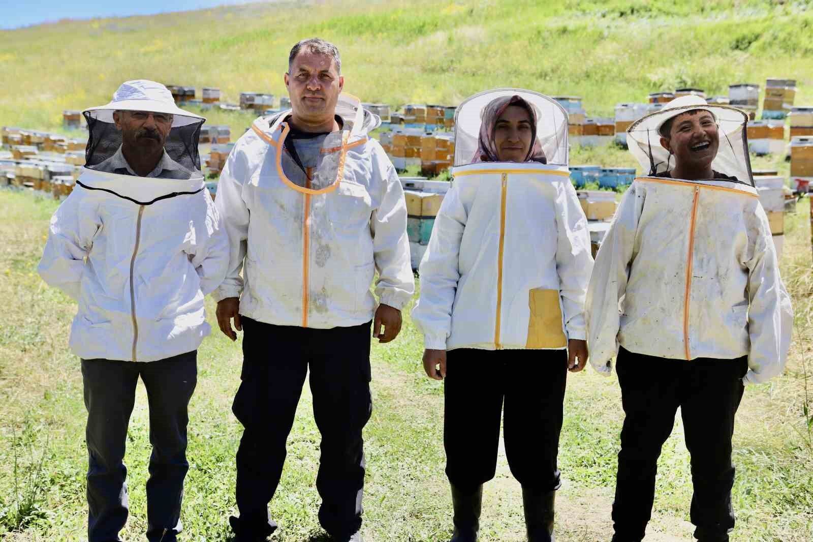 Devlet desteğiyle arıcılığa başlayan kadın girişimci, yıl içinde tonlarca verim alıyor