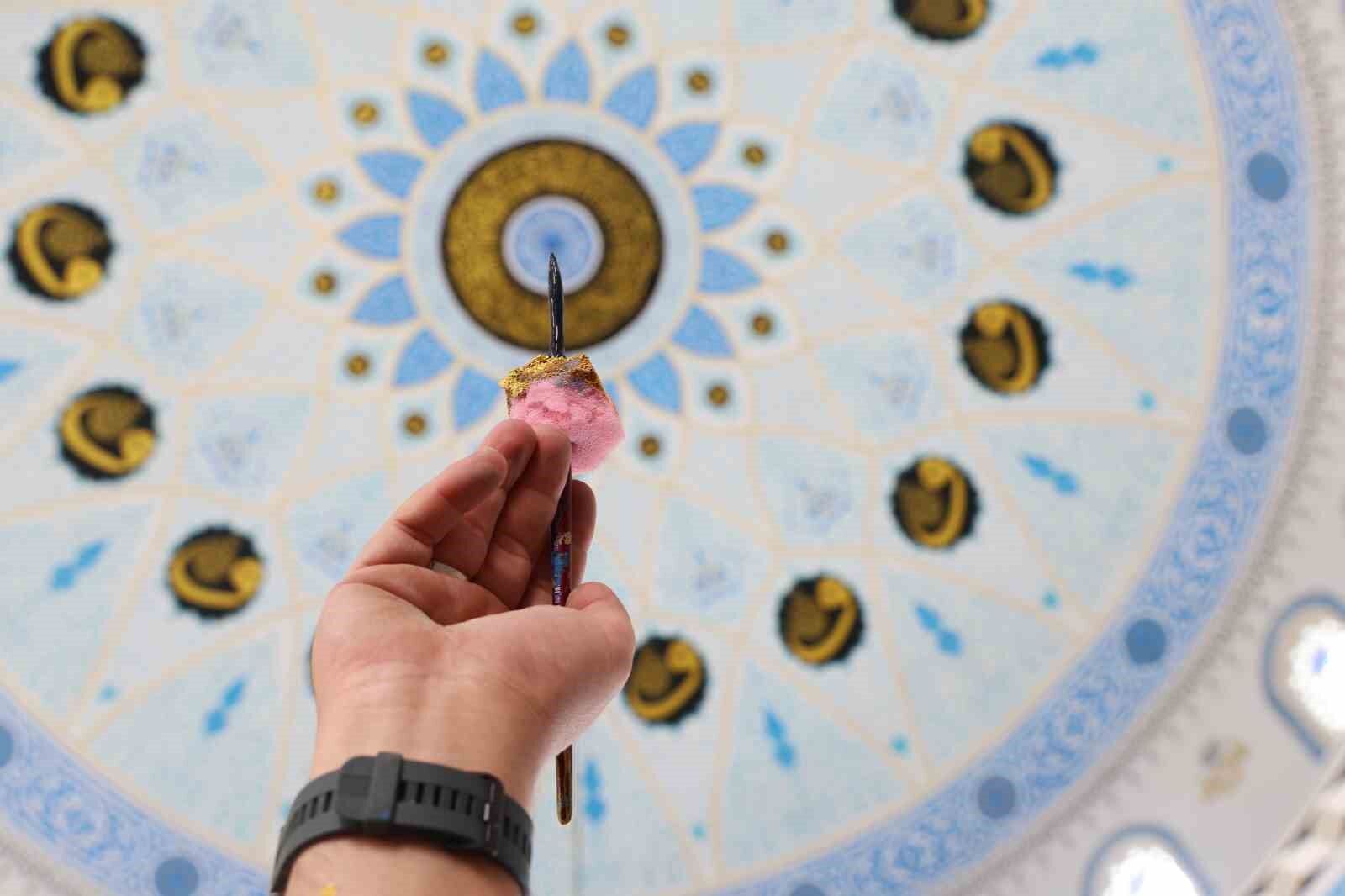 Hat ustası, 28 yıldır küçük fırçası ile 100’ün üzerinde cami süsledi