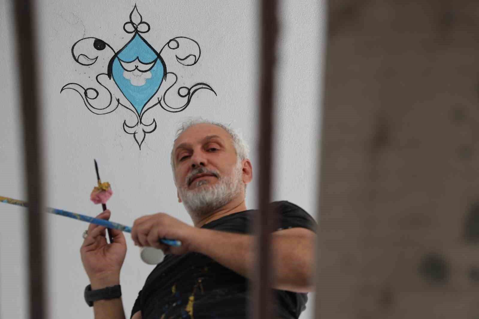 Hat ustası, 28 yıldır küçük fırçası ile 100’ün üzerinde cami süsledi
