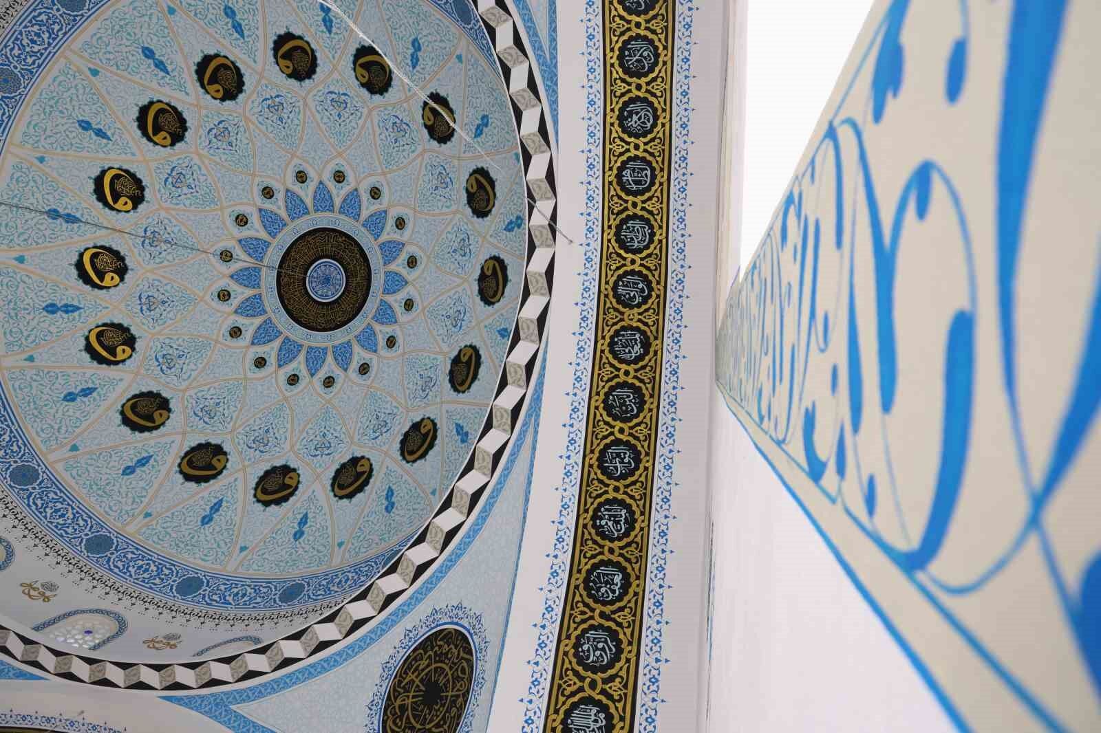 Hat ustası, 28 yıldır küçük fırçası ile 100’ün üzerinde cami süsledi