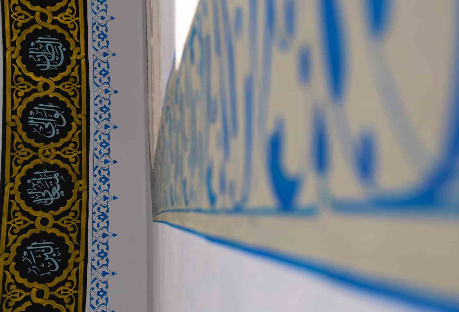 Hat ustası, 28 yıldır küçük fırçası ile 100’ün üzerinde cami süsledi