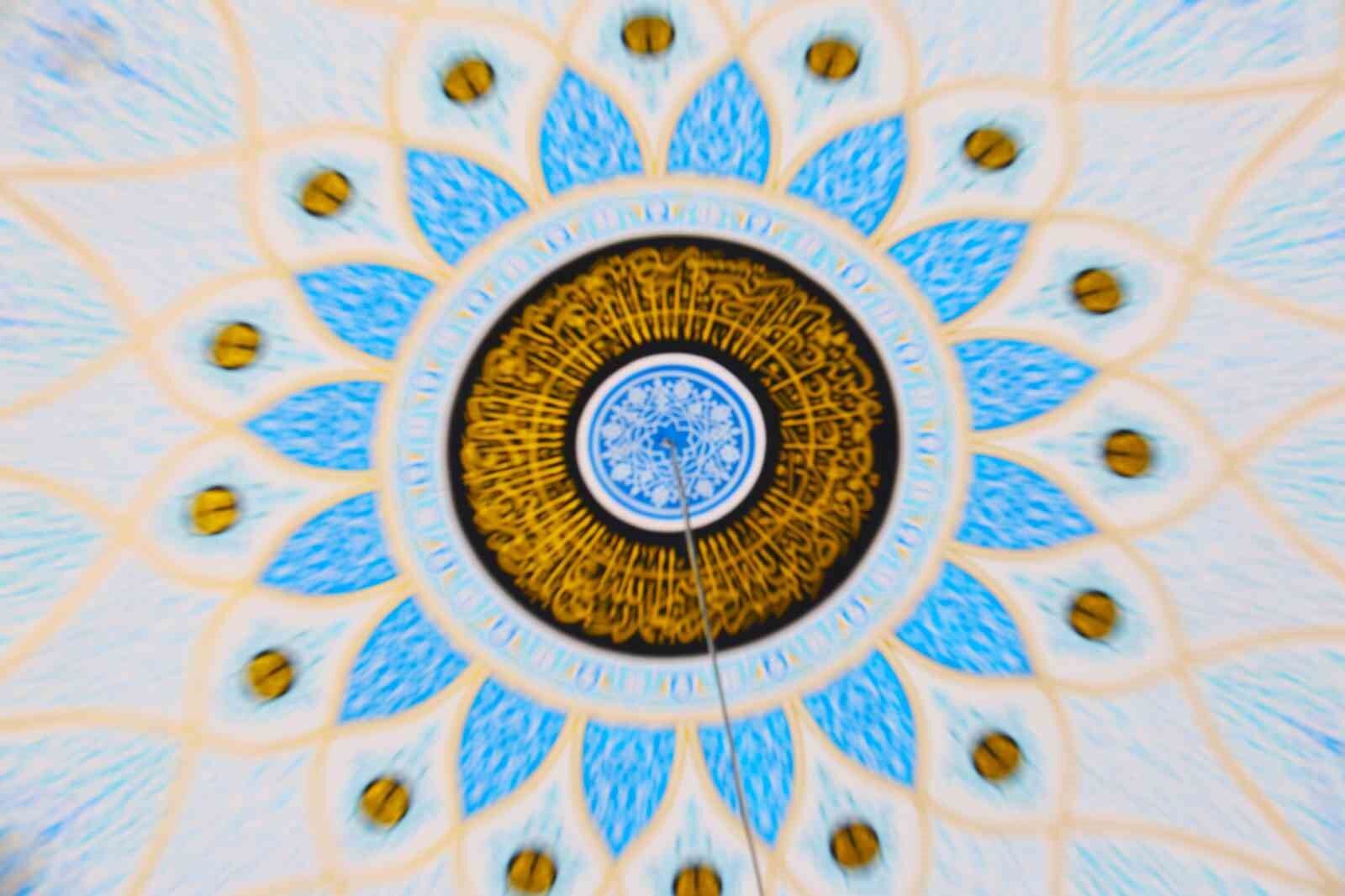 Hat ustası, 28 yıldır küçük fırçası ile 100’ün üzerinde cami süsledi