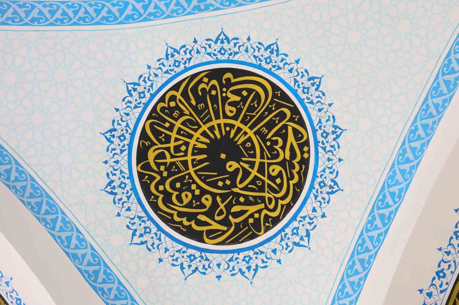 Hat ustası, 28 yıldır küçük fırçası ile 100’ün üzerinde cami süsledi