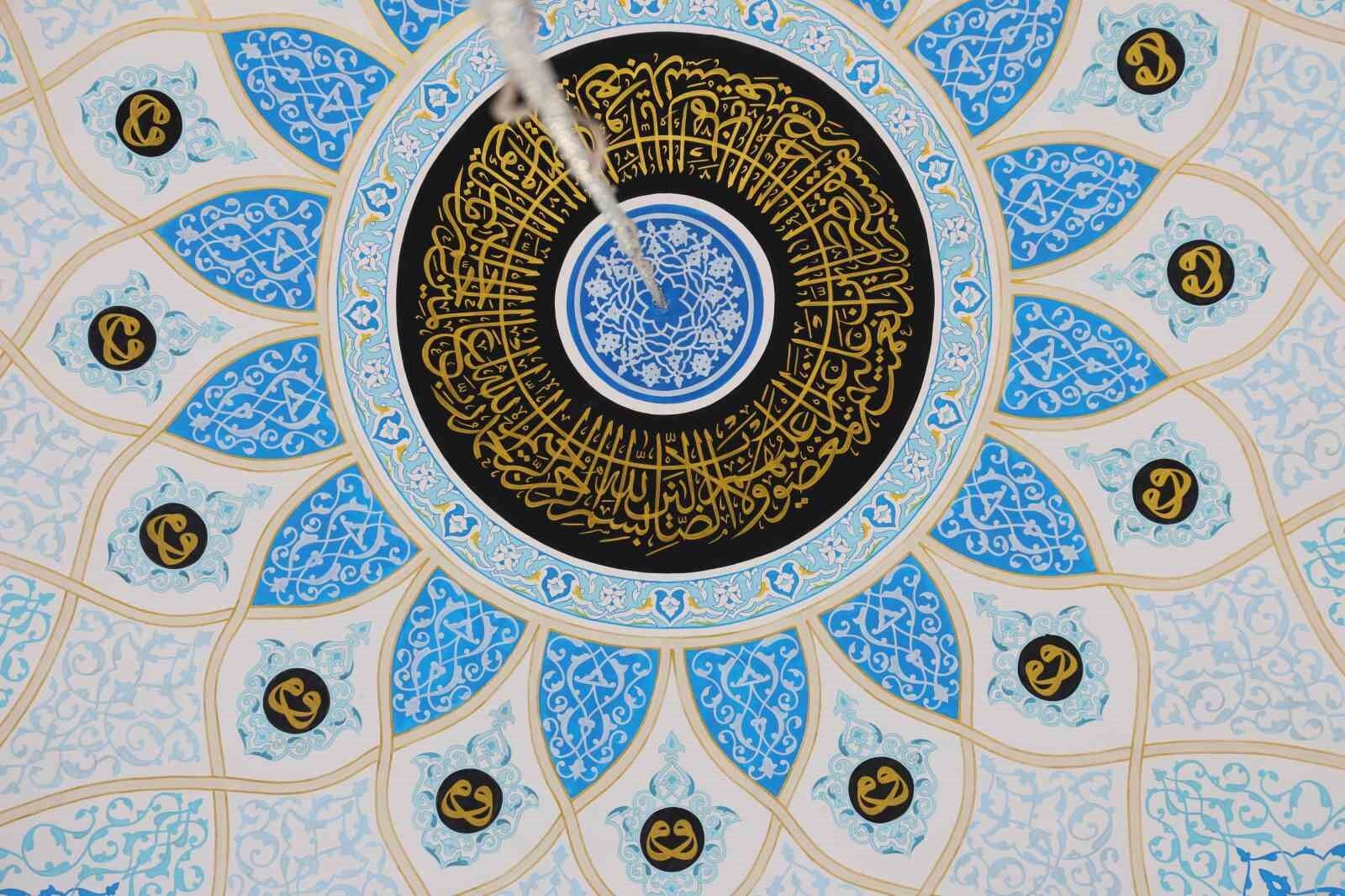 Hat ustası, 28 yıldır küçük fırçası ile 100’ün üzerinde cami süsledi