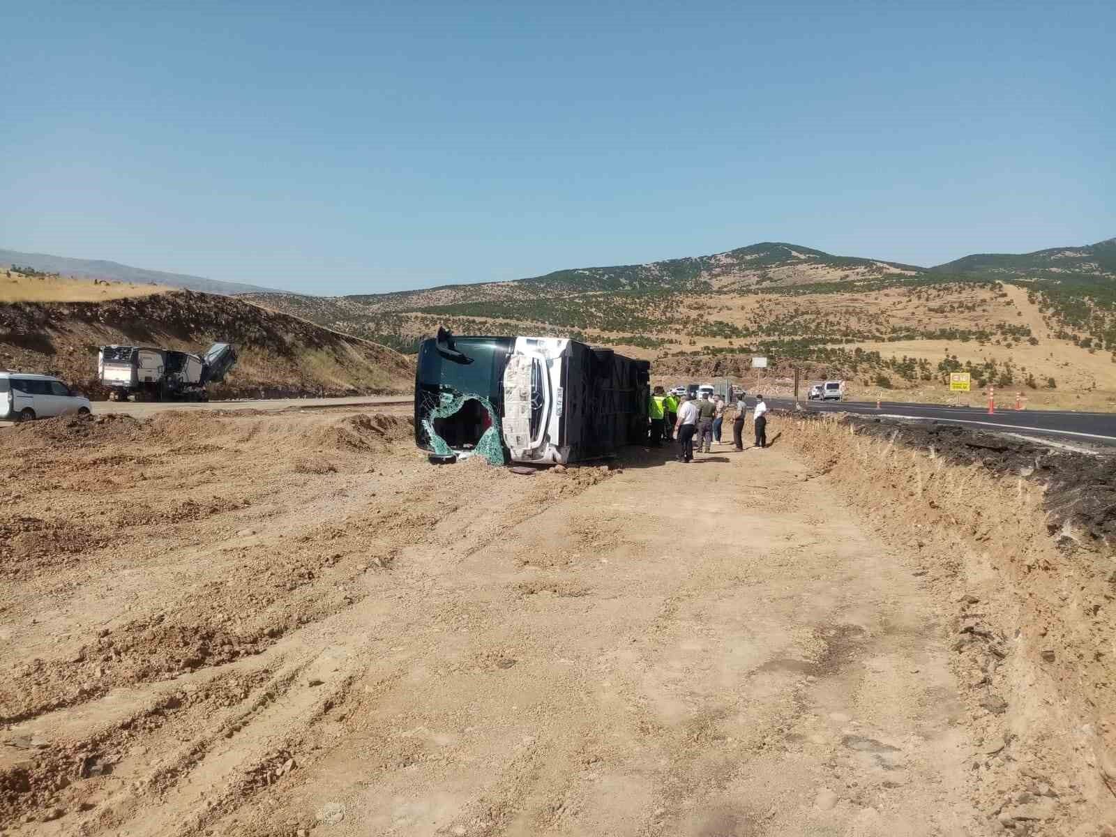 Bingöl’de yolcu otobüsü devrildi: 14 yaralı