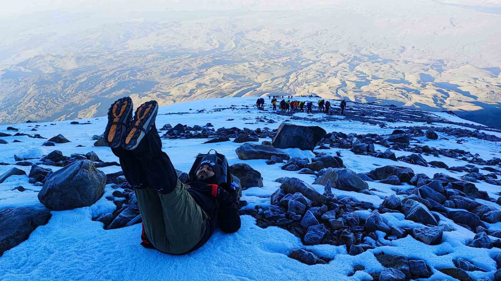 Vanlı dağcılar Türkiye’nin en yüksek dağı olan Ağrı Dağı’na tırmandı