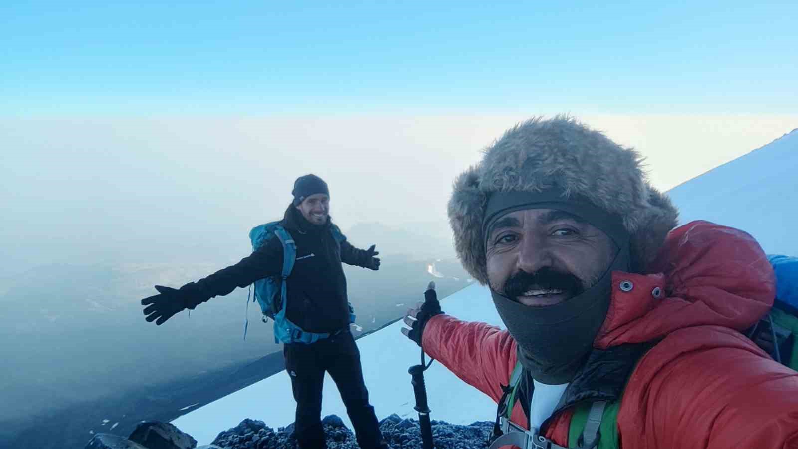 Vanlı dağcılar Türkiye’nin en yüksek dağı olan Ağrı Dağı’na tırmandı
