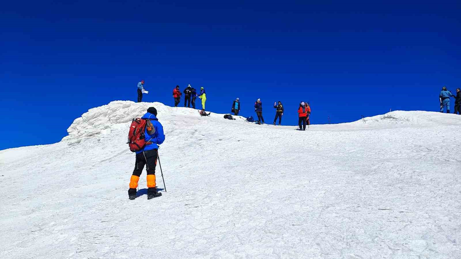 Vanlı dağcılar Türkiye’nin en yüksek dağı olan Ağrı Dağı’na tırmandı