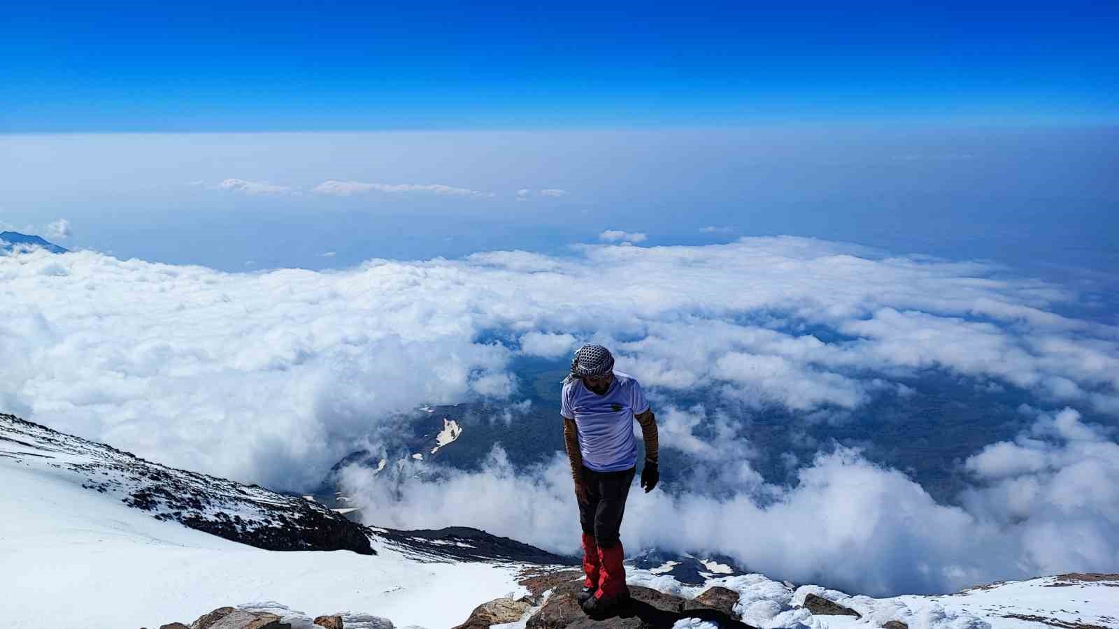 Vanlı dağcılar Türkiye’nin en yüksek dağı olan Ağrı Dağı’na tırmandı