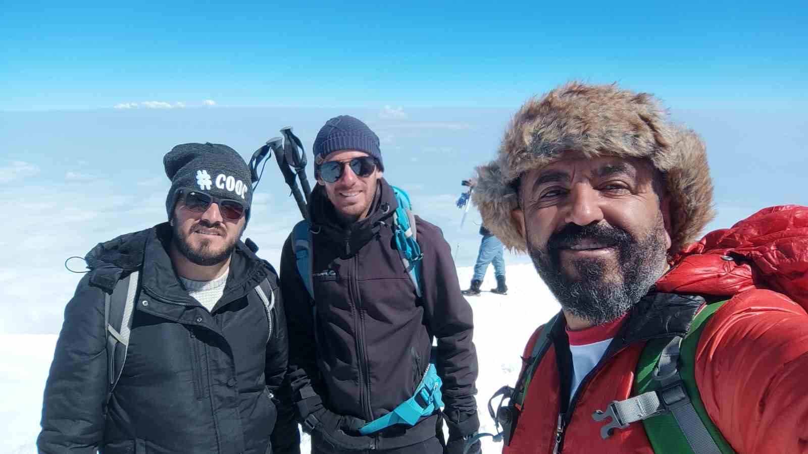 Vanlı dağcılar Türkiye’nin en yüksek dağı olan Ağrı Dağı’na tırmandı