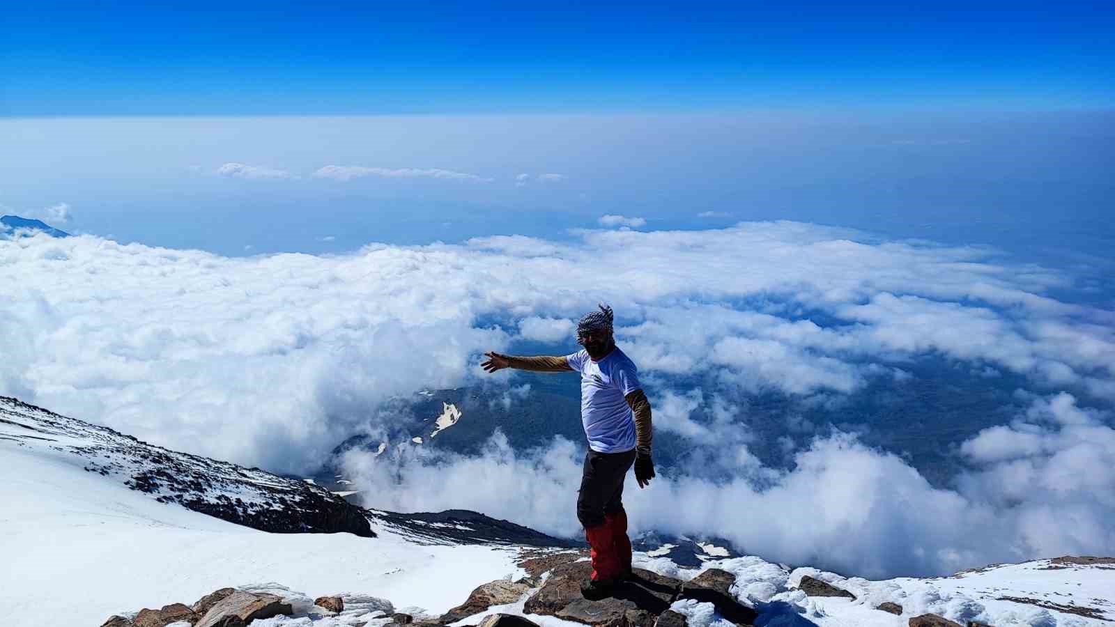 Vanlı dağcılar Türkiye’nin en yüksek dağı olan Ağrı Dağı’na tırmandı