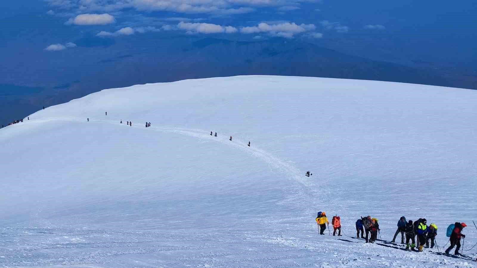 Vanlı dağcılar Türkiye’nin en yüksek dağı olan Ağrı Dağı’na tırmandı