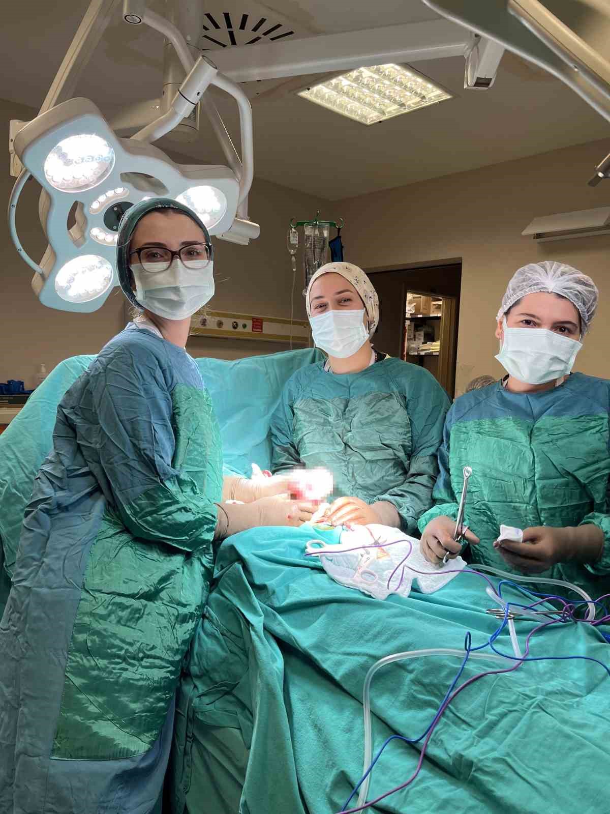 Bitlis’te 16 haftalık 26 yaşındaki gebe hastaya ‘Over Kist’ ameliyatı yapıldı