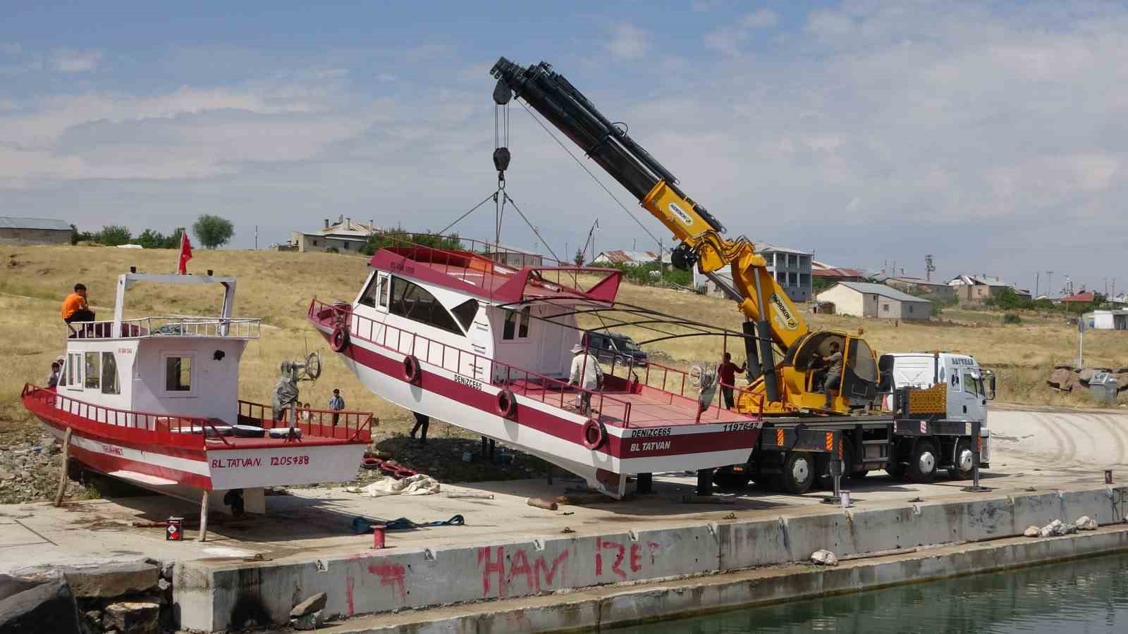 Av sezonu için bakımları yapılan tekneler Van Gölü’ne indirildi