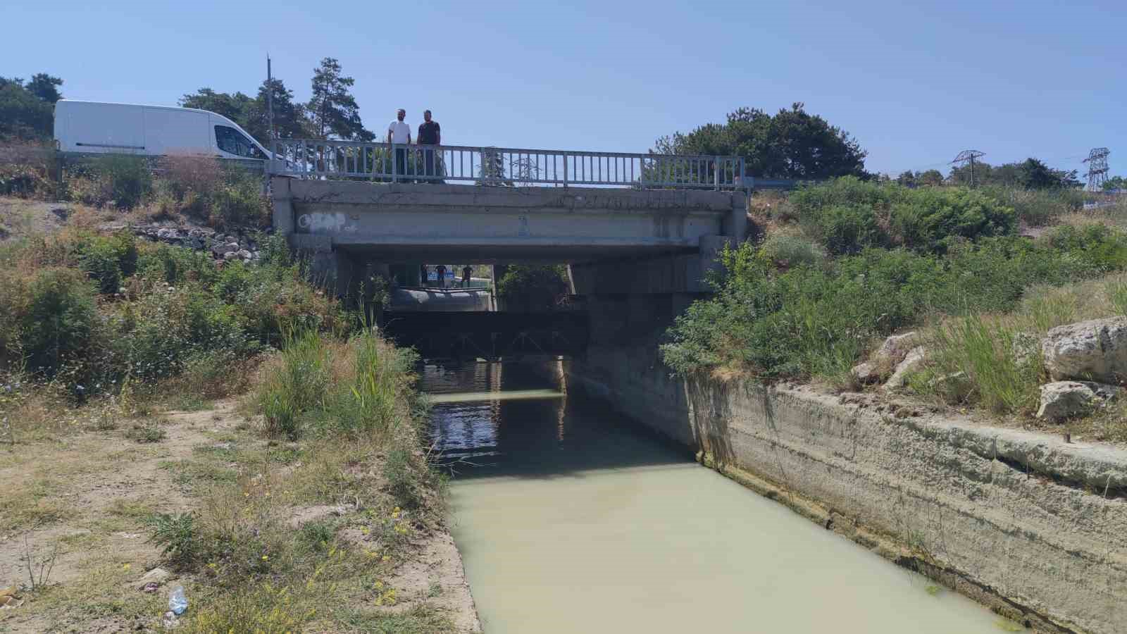Otomobil su kanalına uçtu: Baba ve oğlu hayatını kaybetti