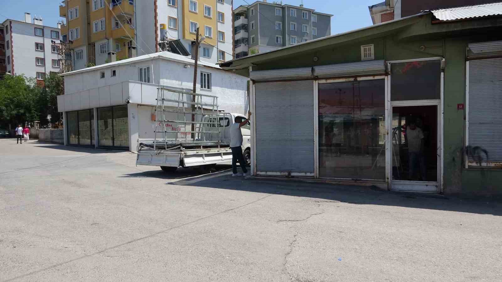 Kamyonet berber dükkanına girdi