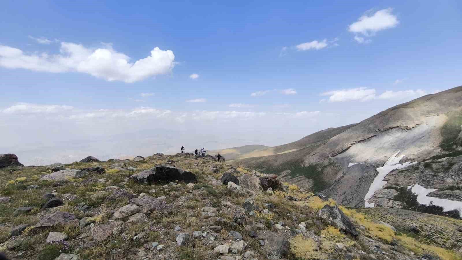 3 bin 500 rakımda yer alan saklı cennet: Kervan Gölü