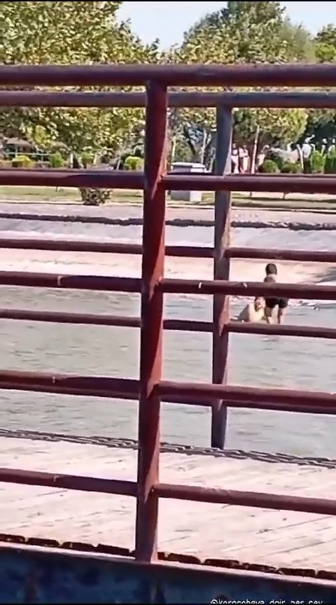 Çocukların süs havuzunda tehlikeli oyunu