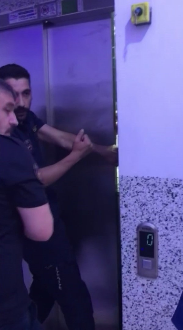 Elazığ’da asansörde kalan çocuk, itfaiye ekipleri tarafından kurtarıldı