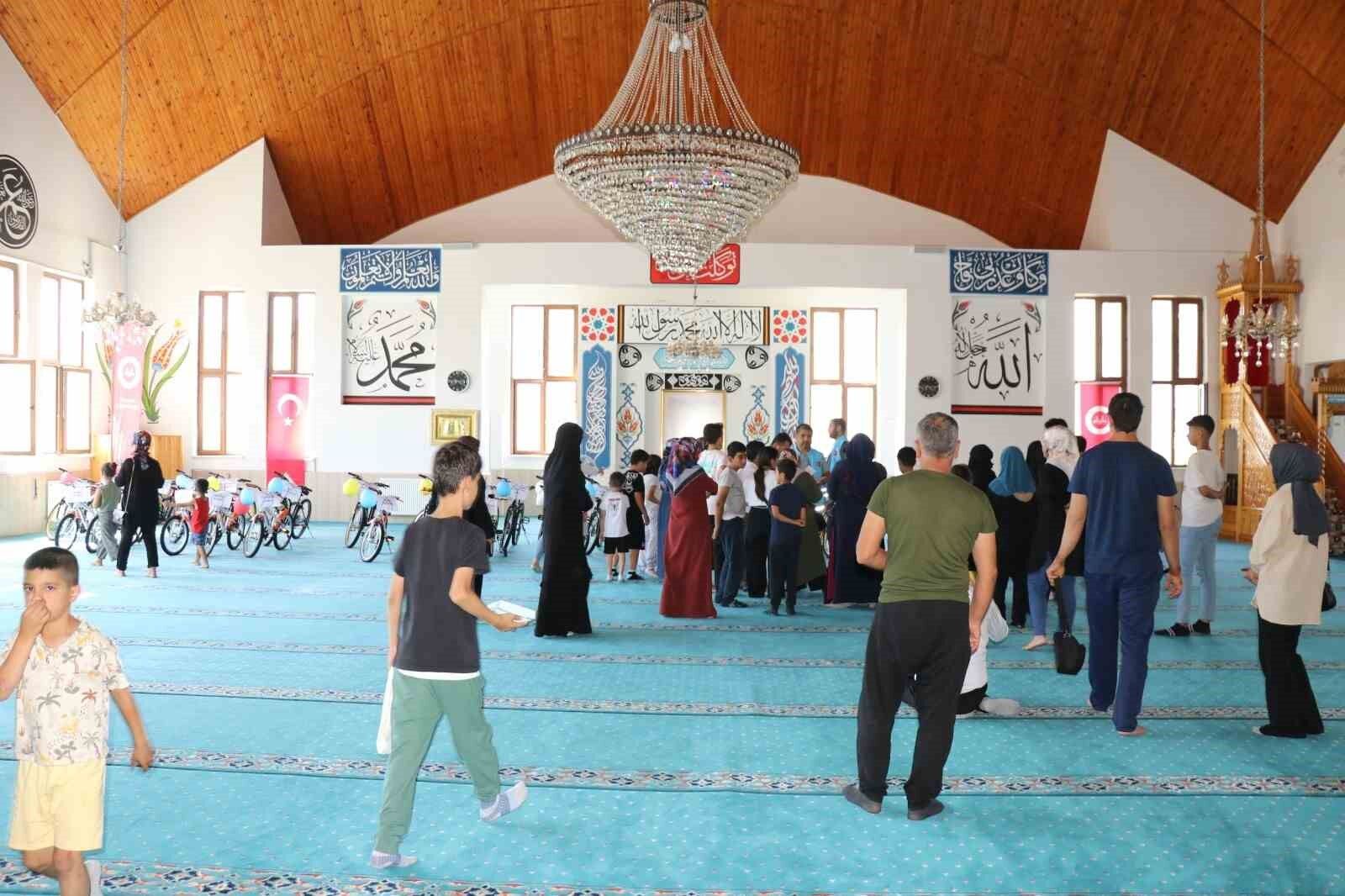 Yetimlerin yüzü bisiklet ile güldü