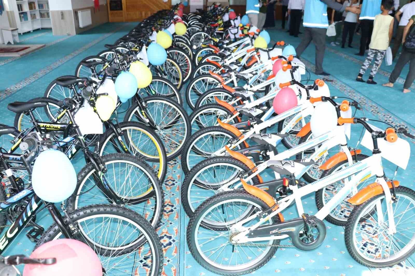 Yetimlerin yüzü bisiklet ile güldü