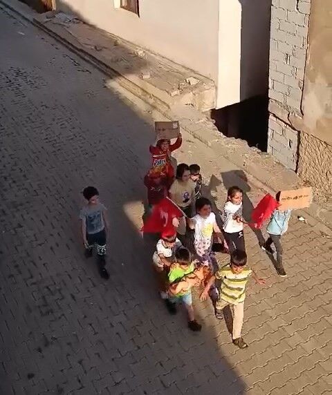 Miniklerden Filistin’e destek yürüyüşü