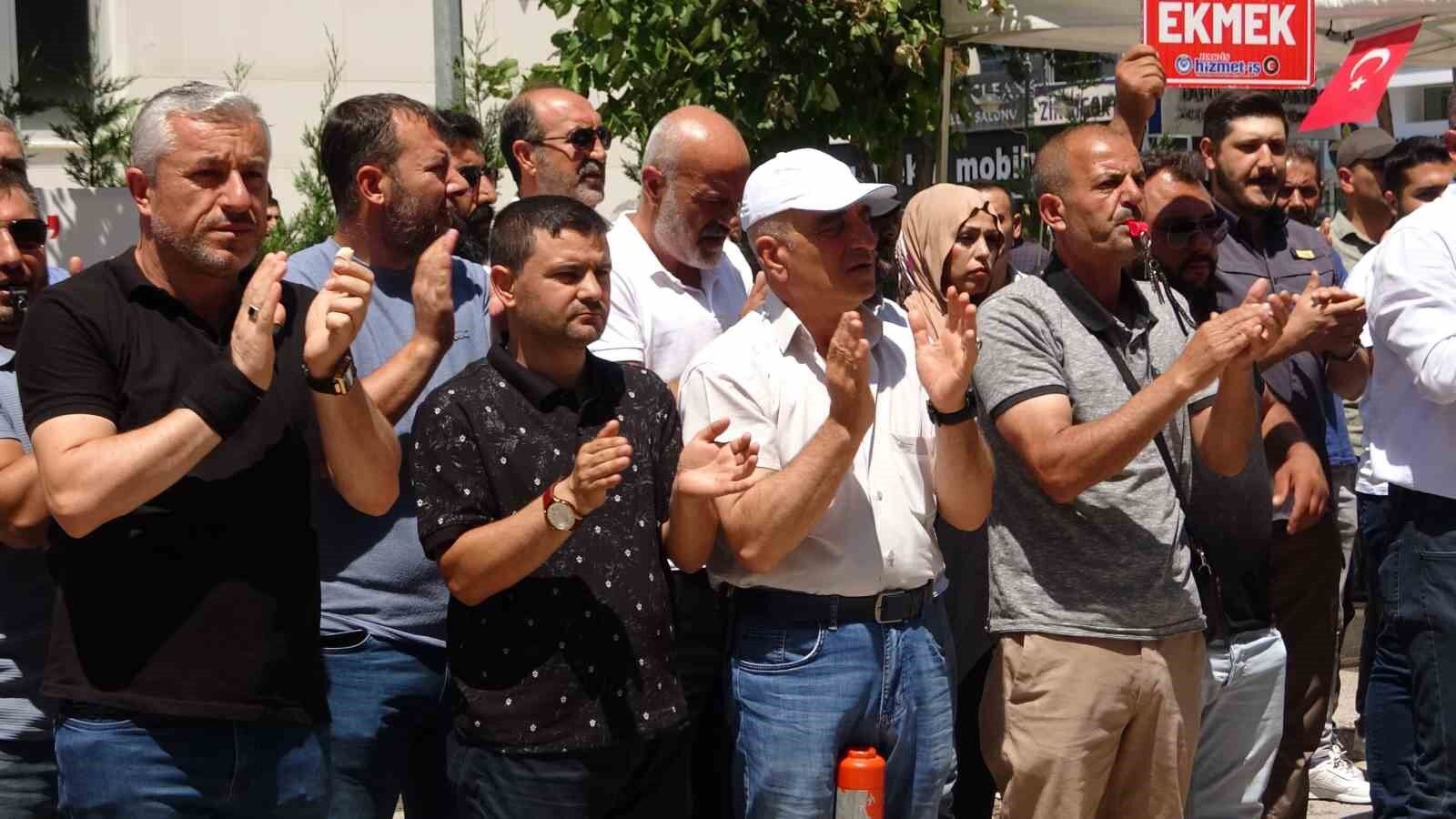 SMS ile işten çıkarılan belediye işçileri: “Davalarımızı kazanıyoruz”