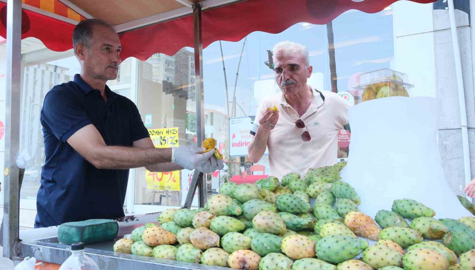 Adana’da vatandaşlar dikenli incir yiyerek serinliyor
