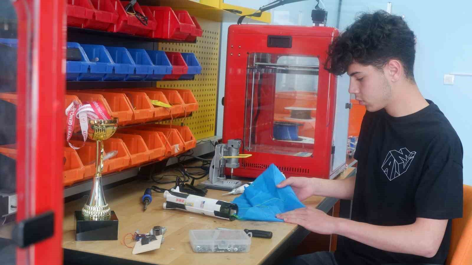 Roket yarışlarında madalyaları topluyor