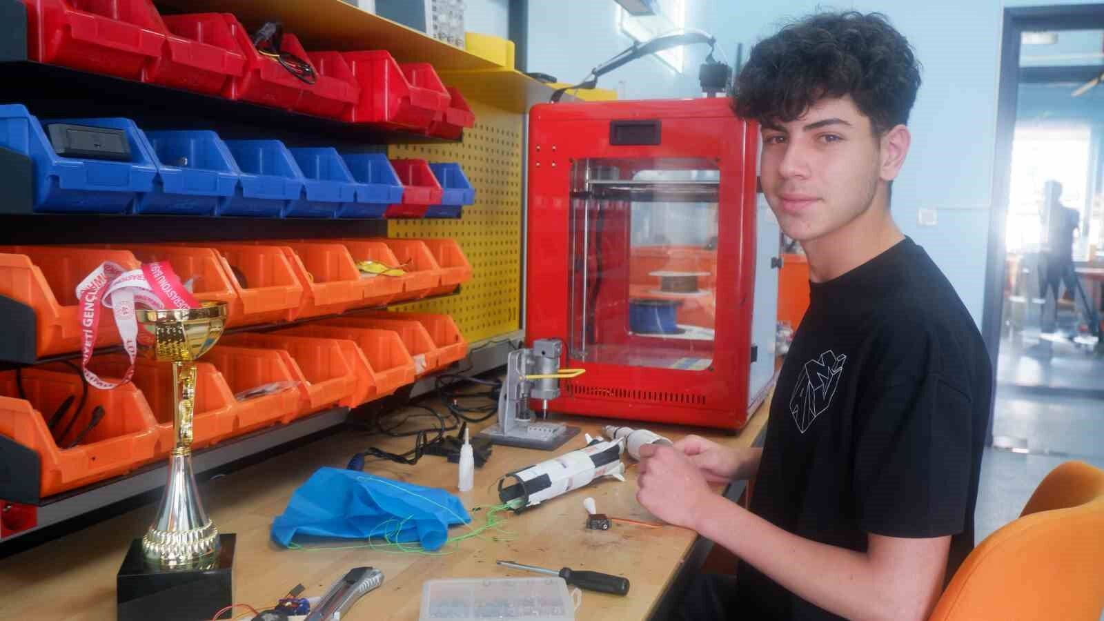 Roket yarışlarında madalyaları topluyor