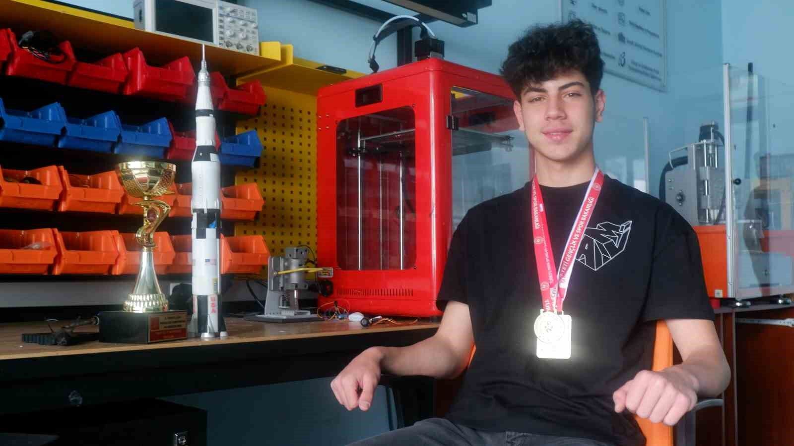 Roket yarışlarında madalyaları topluyor