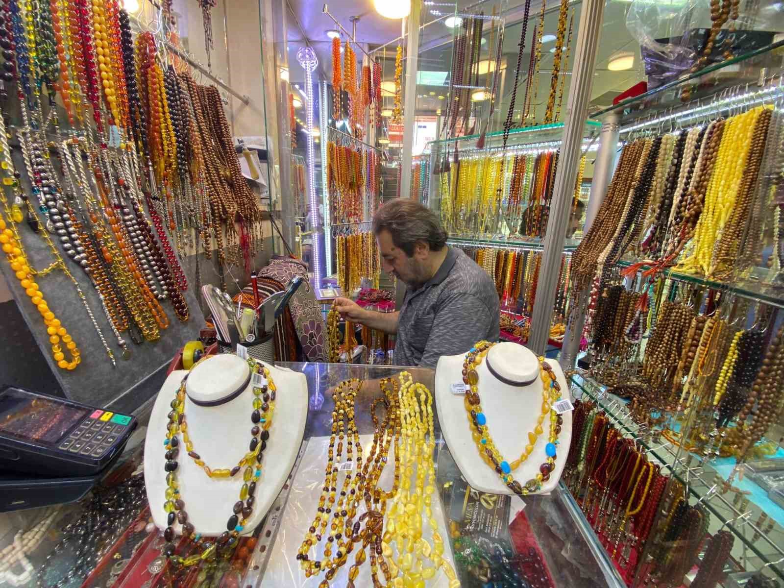 Milyon yıllık taşlardan yapılan kehribar kolyeler 2 bin liraya kadar alıcı buluyor