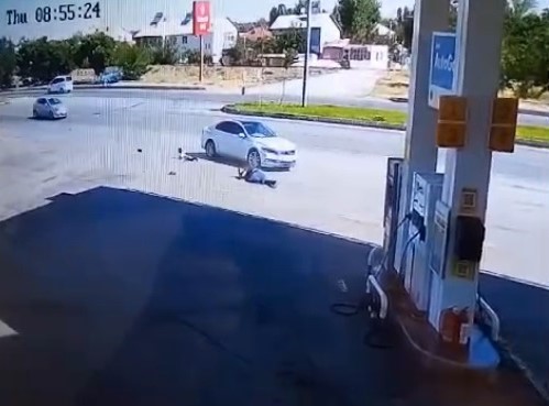 Muş’ta feci kaza: Otomobilin çarptığı baba ve oğul metrelerce savruldu