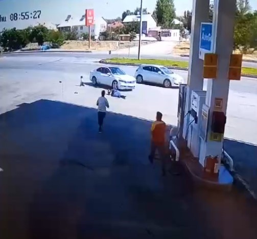 Muş’ta feci kaza: Otomobilin çarptığı baba ve oğul metrelerce savruldu