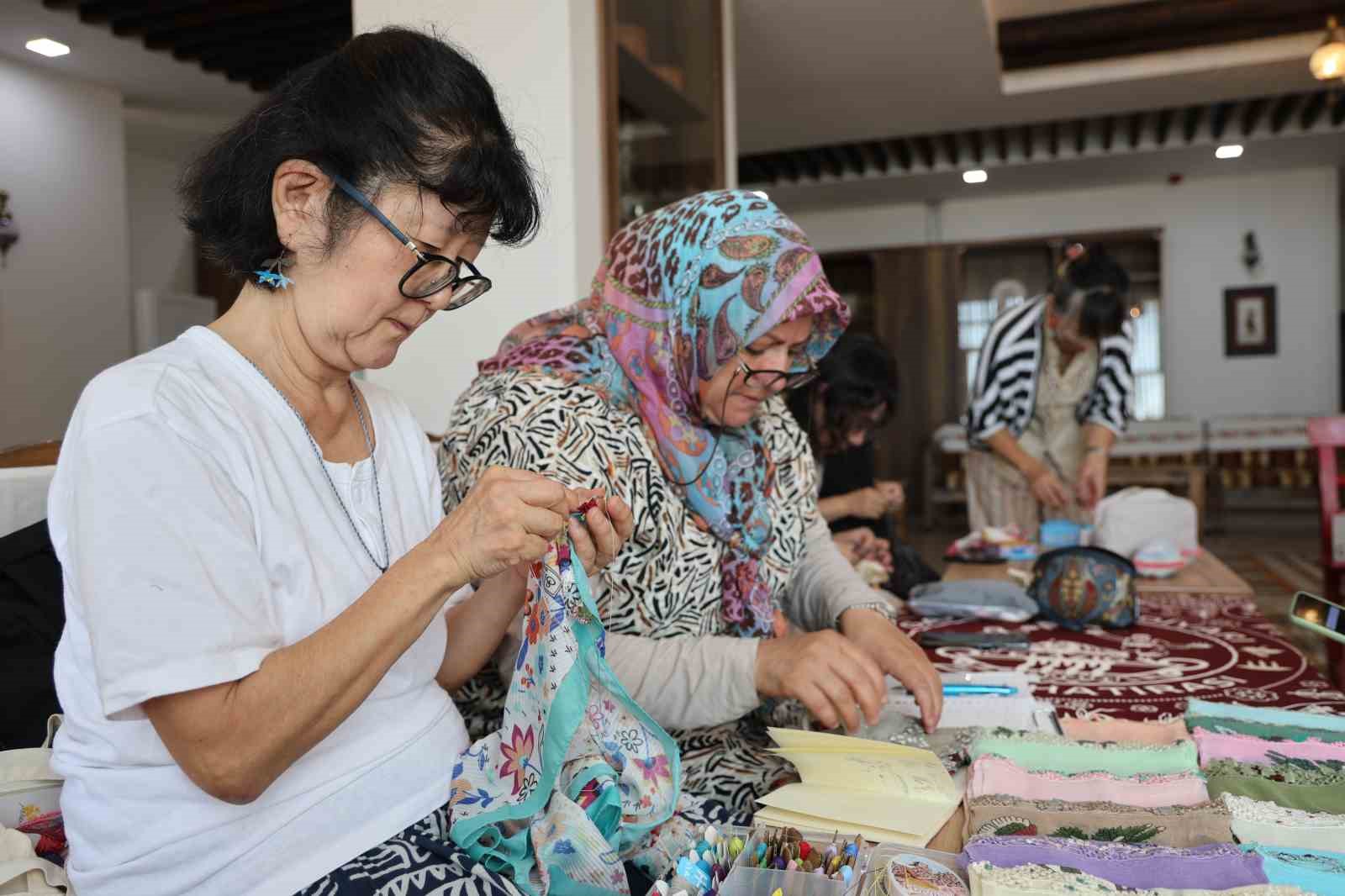 İğne oyası öğrenmek için 8 bin 259 kilometre yol katettiler