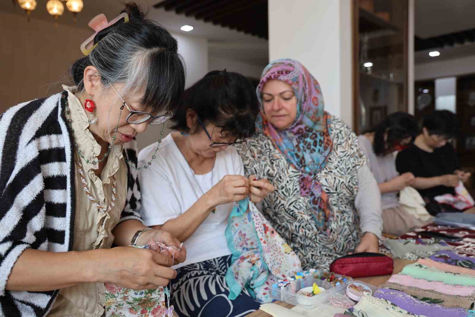 İğne oyası öğrenmek için 8 bin 259 kilometre yol katettiler