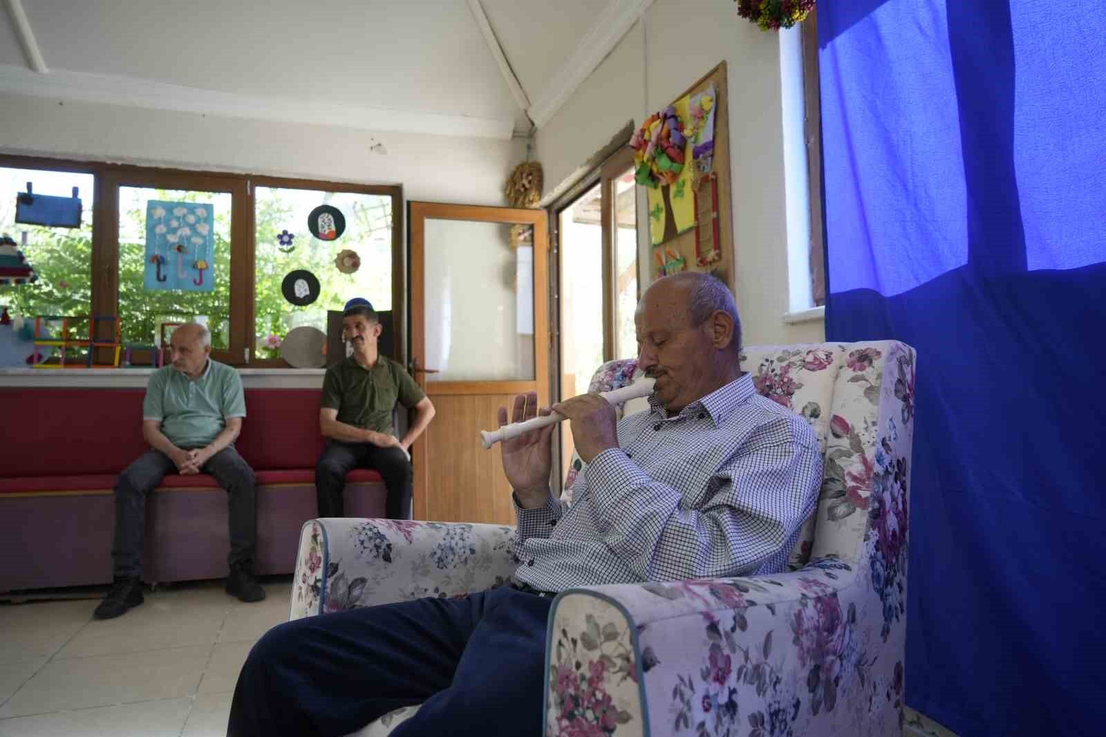 Doğuştan görme engelli İdris amca duygularını flütle dışa vuruyor