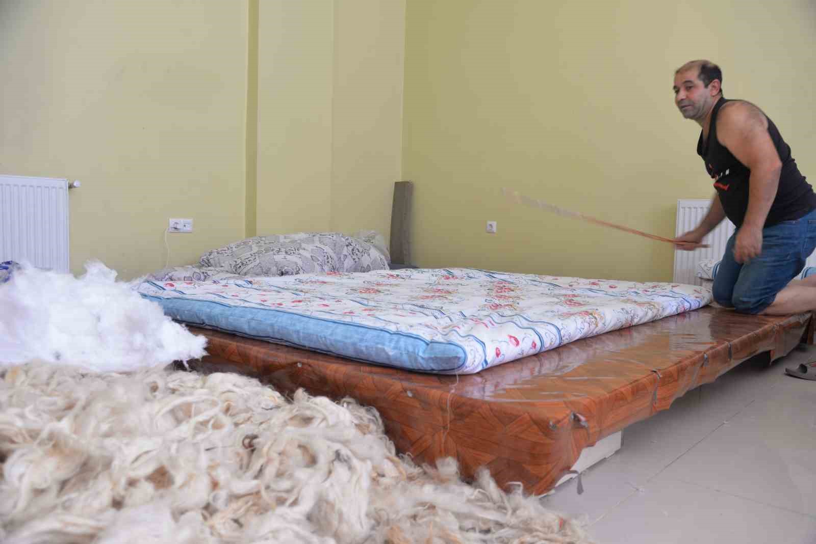 Mesleğin son temsilcilerinden: 30 yıldır el yapımı yorgan, döşek ve yastık yapıyor