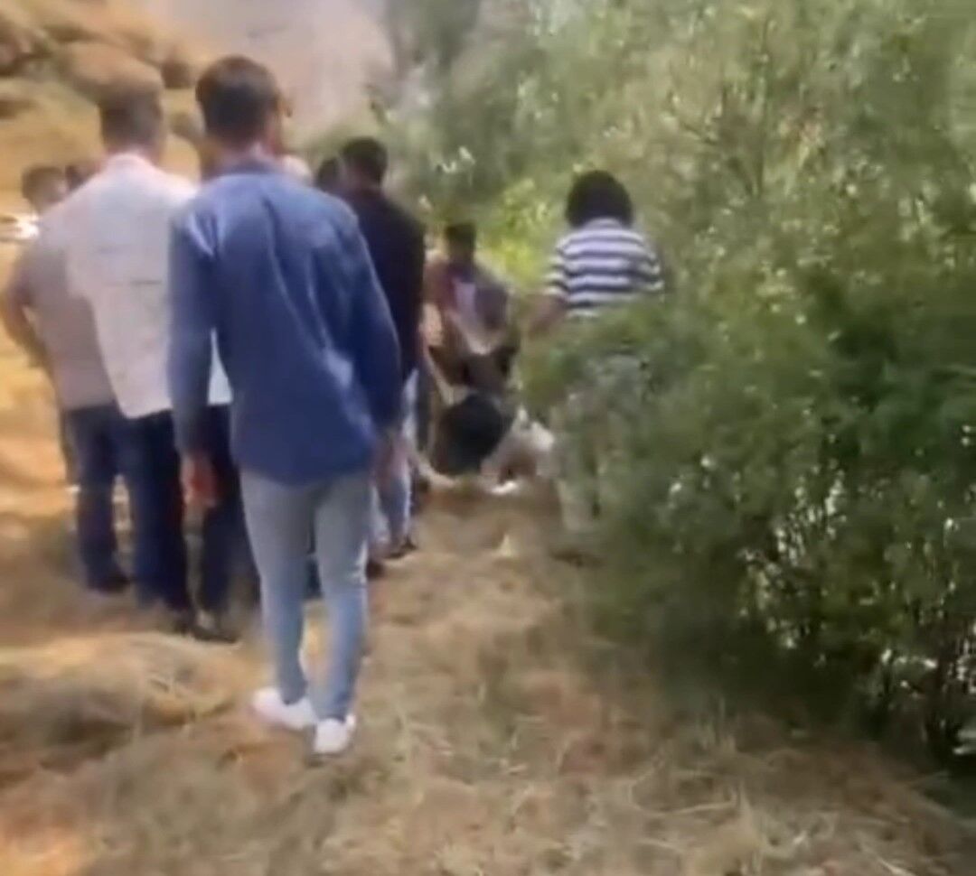 Dereye düşen çocuğunu kurtarmak isterken kendisi kurtulamadı