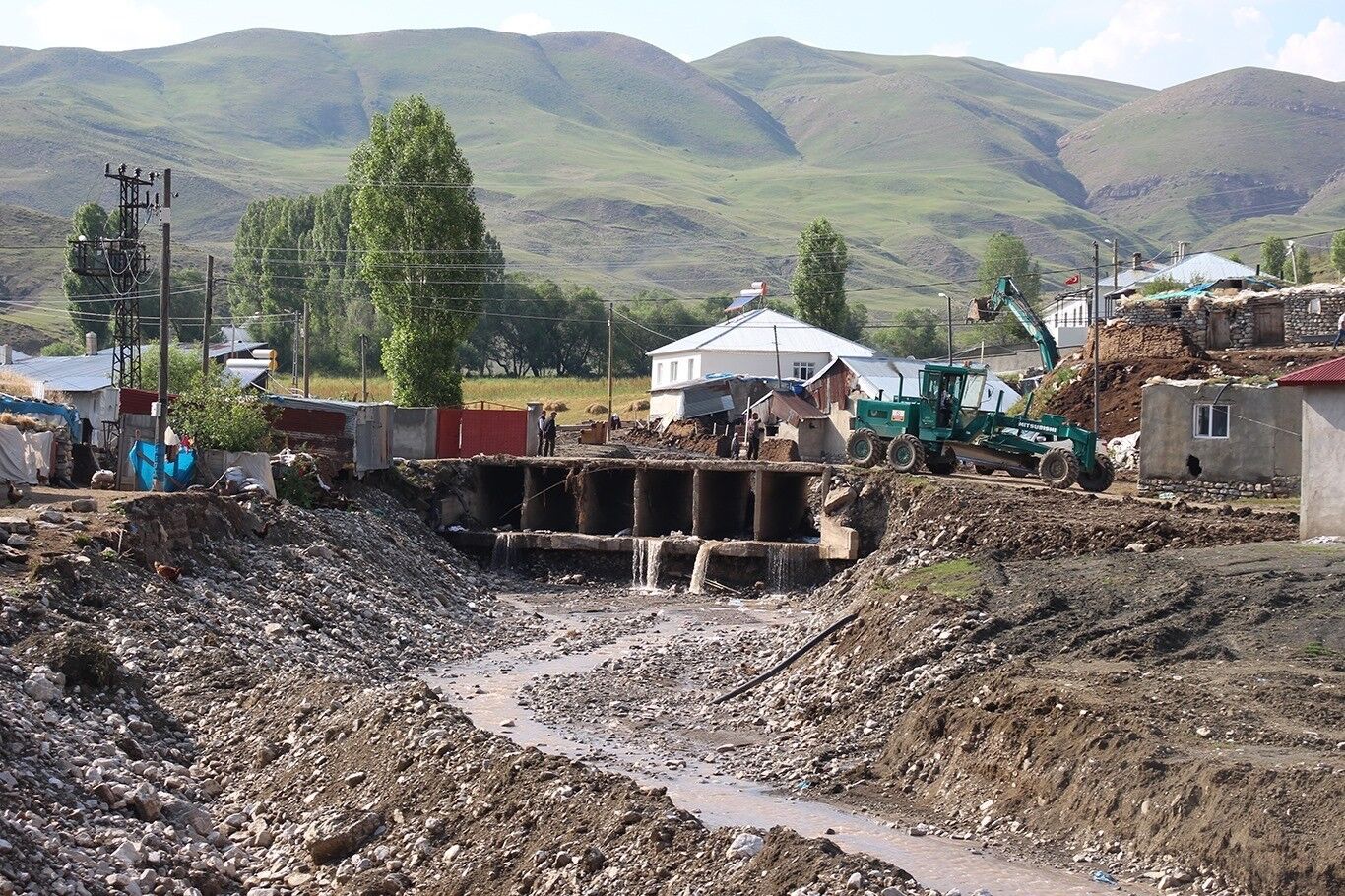 Ağrı Umut Kervanı Derneği, selin en çok zarar verdiği köye yardım ulaştırdı