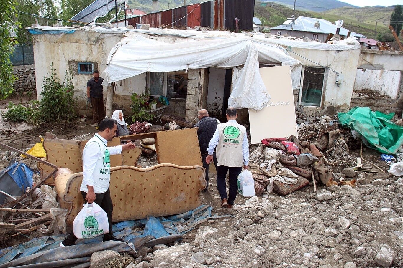 Ağrı Umut Kervanı Derneği, selin en çok zarar verdiği köye yardım ulaştırdı