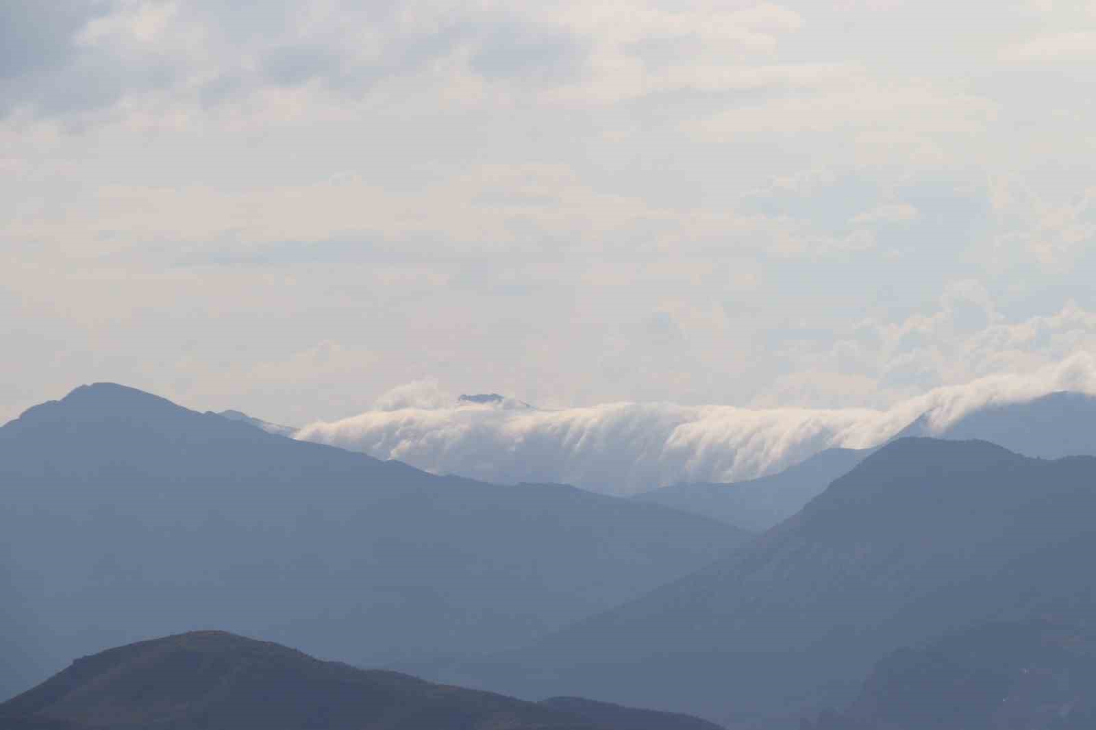 Sis bulutları Kivi Dağı’nda şelale görüntüsü oluşturdu