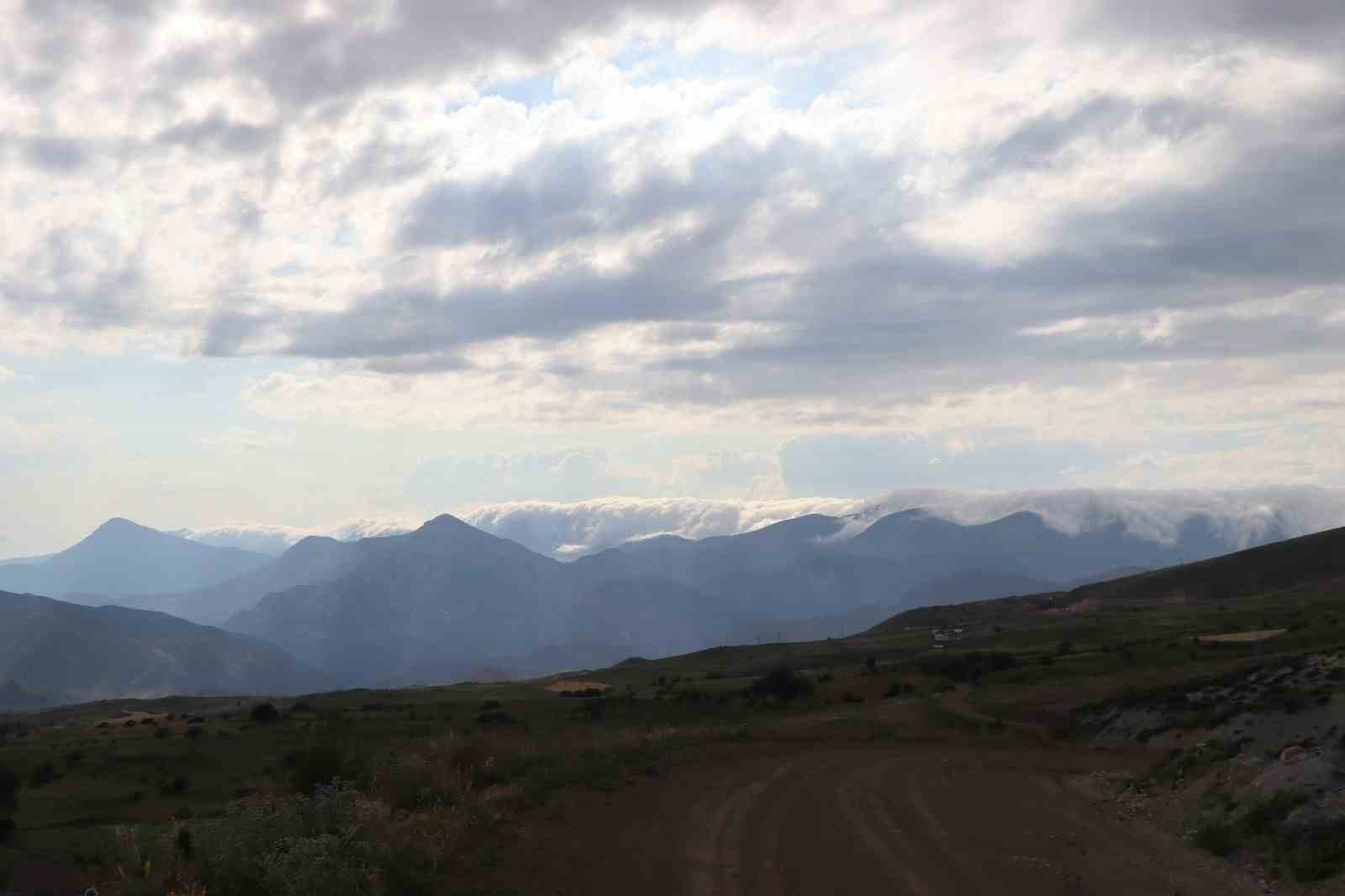 Sis bulutları Kivi Dağı’nda şelale görüntüsü oluşturdu