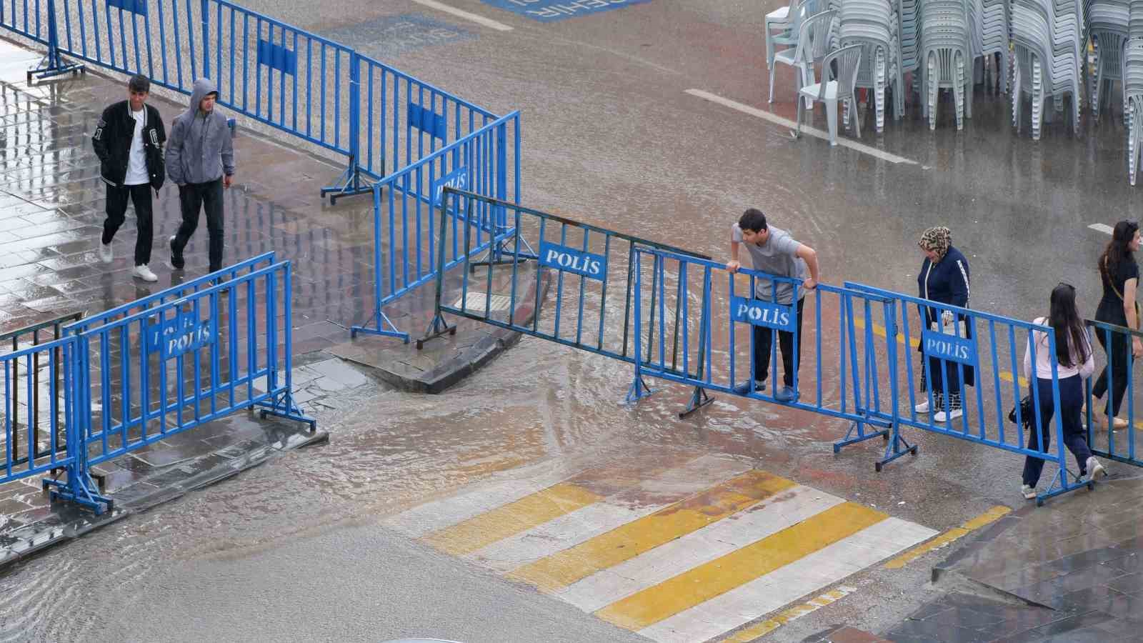 Erzurum’da vatandaşın yağmurla sınavı