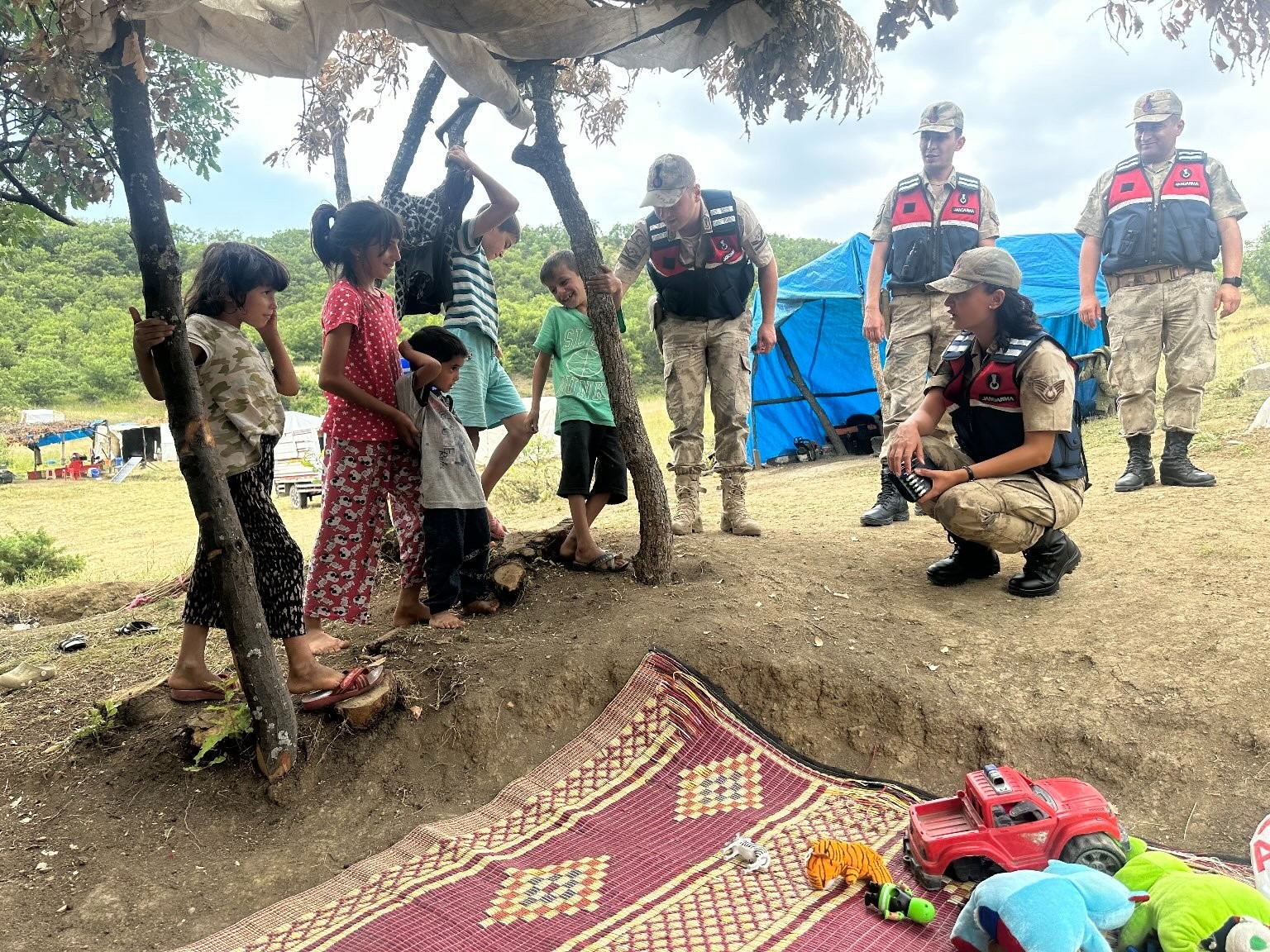 Jandarmadan çocuklara şefkat eli