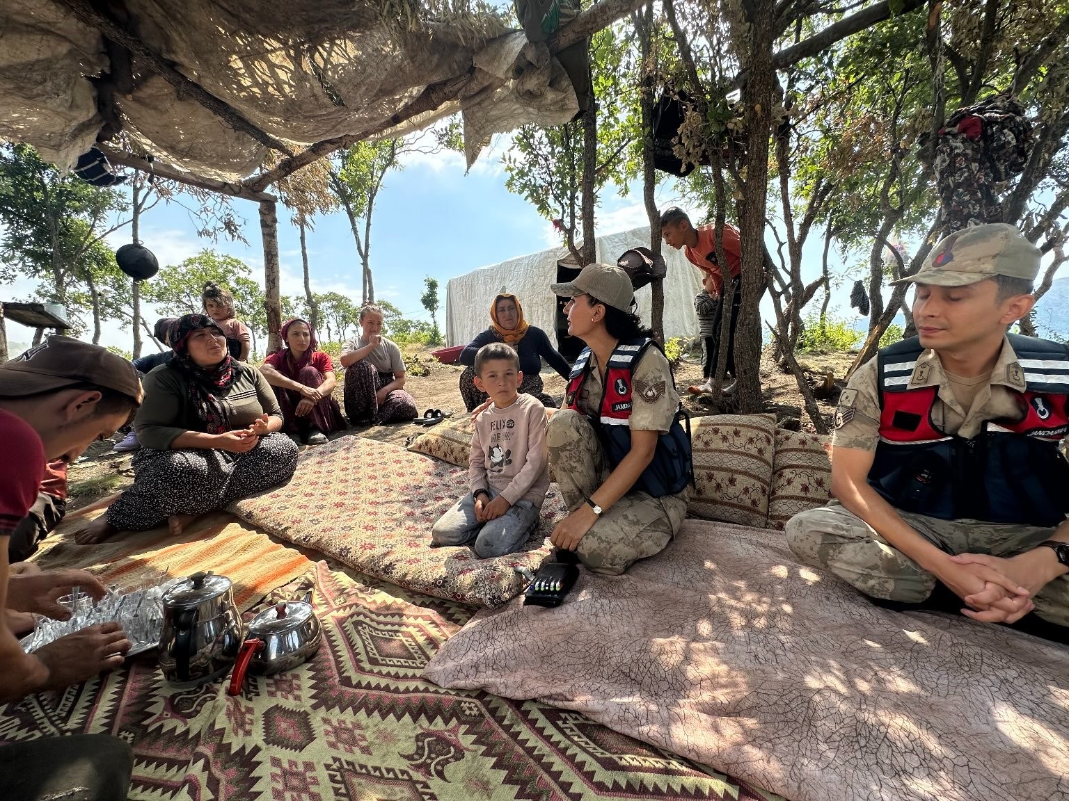 Jandarmadan çocuklara şefkat eli