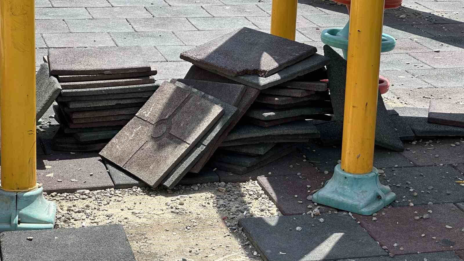 Çocuk parkını talan ettiler