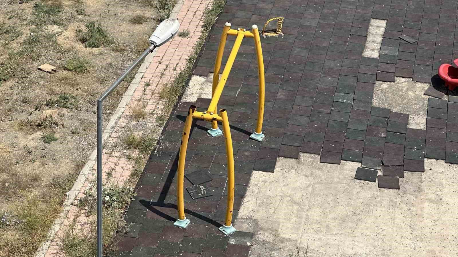 Çocuk parkını talan ettiler