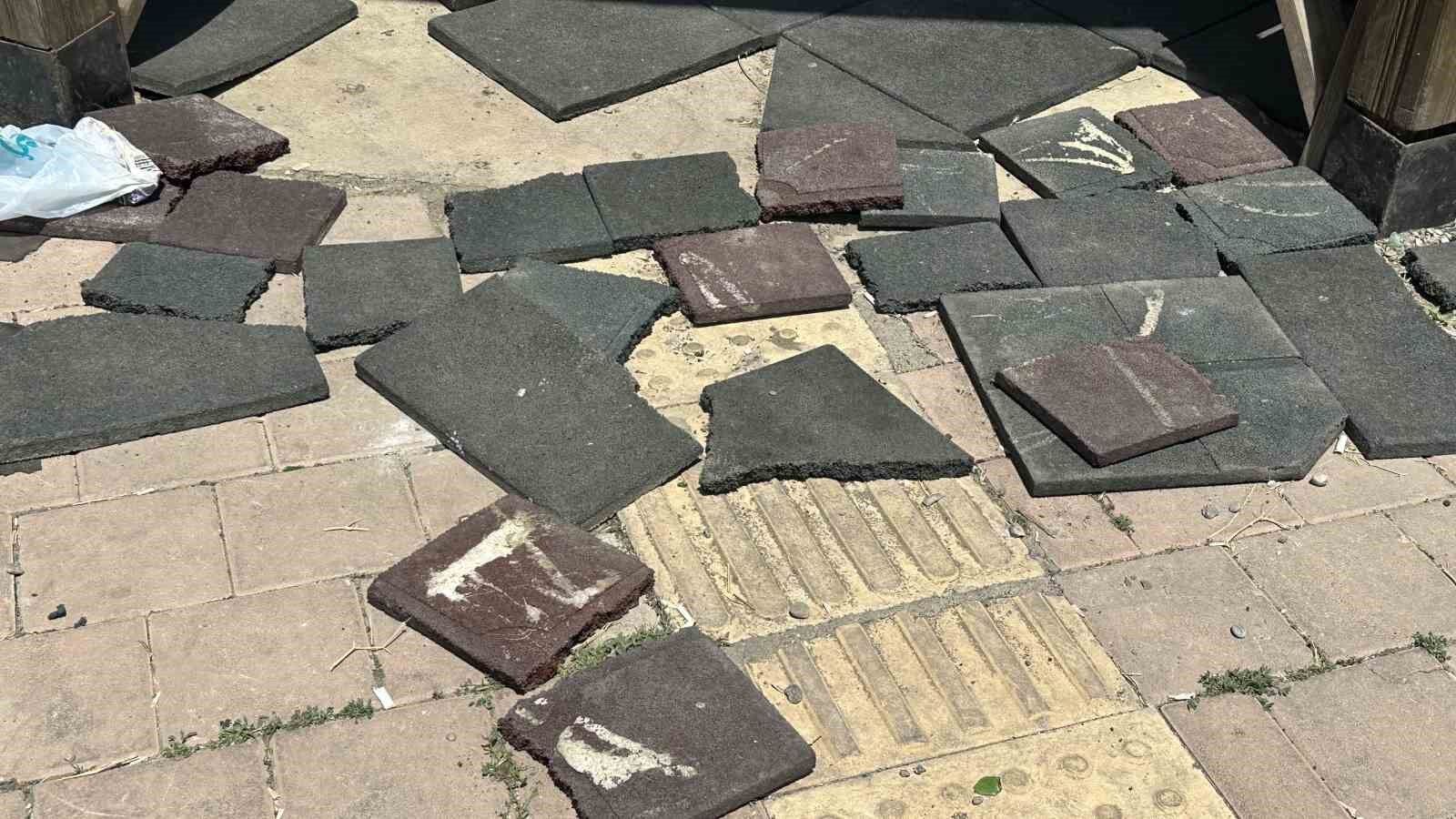 Çocuk parkını talan ettiler